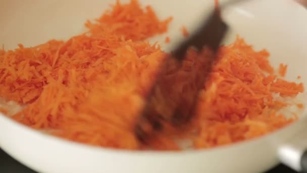 Oignons et carottes dans la poêle . — Video