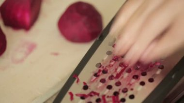 kırmızı pancar el ile rendeleyin