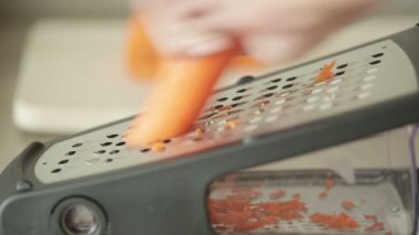 Havuçlu sebze yemekleri mutfak rende tutan el