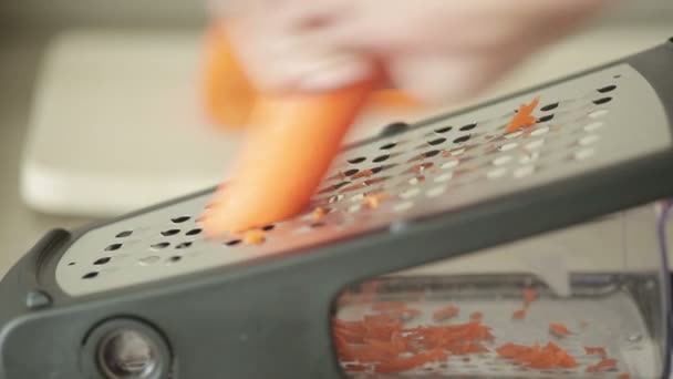 Χέρι που κρατά το κουζίνα τρίφτη καρότο φυτικά τρόφιμα — Αρχείο Βίντεο