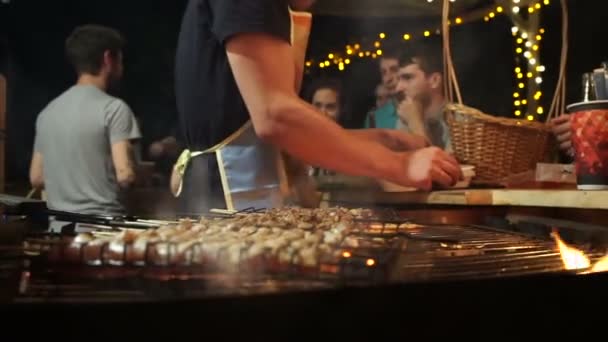 De voorbereiding van de vlees op een rooster voor een barbecue — Stockvideo