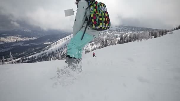 Młoda dziewczyna snowboardzista — Wideo stockowe