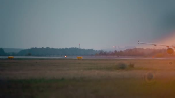 Avião a descolar da pista — Vídeo de Stock