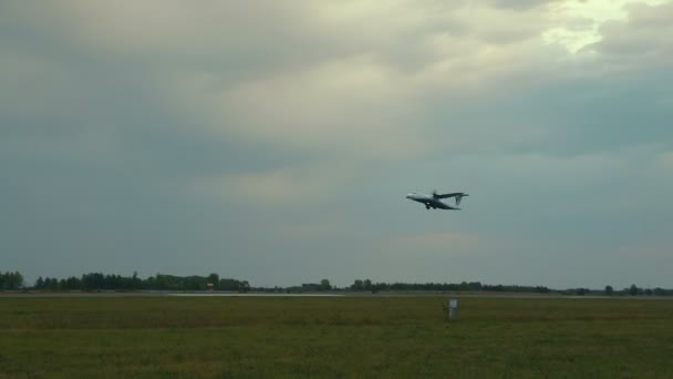 Flugzeug hebt von Landebahn ab — Stockvideo