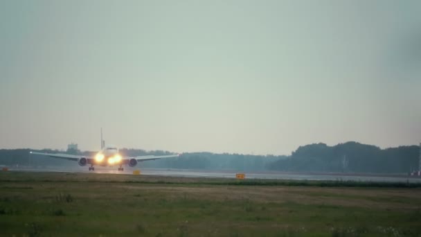 Személyszállító repülőgép leszállása — Stock videók