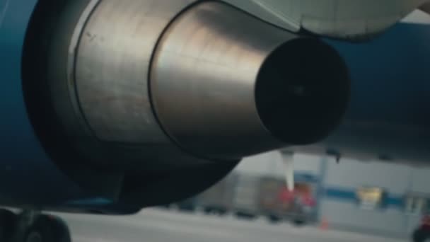 항공기 엔진의 뒤에 뜨거운 공기. — 비디오