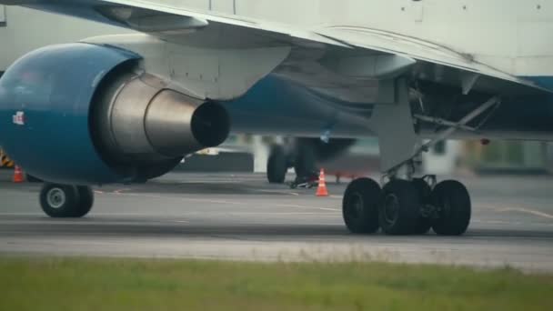 Heiße Luft hinter dem Flugzeugmotor. — Stockvideo