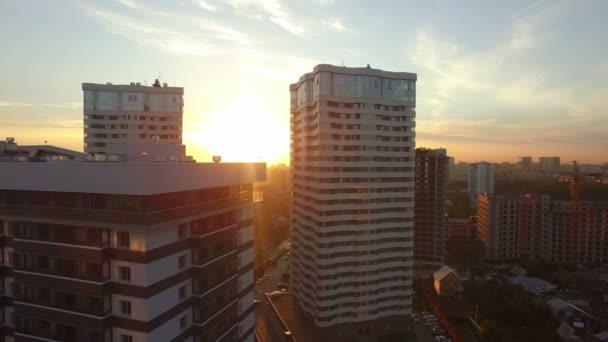 Matahari terbenam di kota — Stok Video