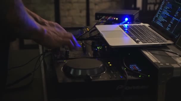DJ ręce na pokładzie sprzętu i mikser z rekordem w kawiarni — Wideo stockowe