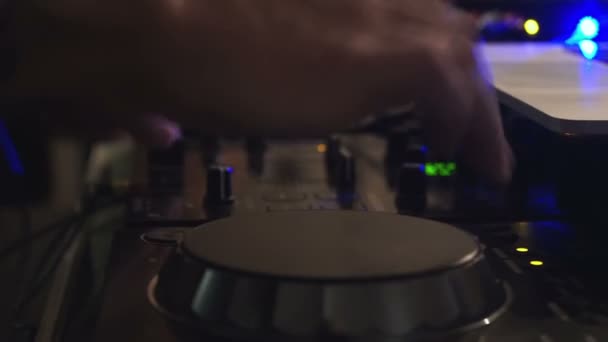 DJ ruce na palubě vybavení a směšovače se záznamem v kavárně — Stock video