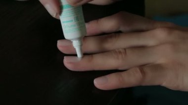 Sıvı manikür karşı