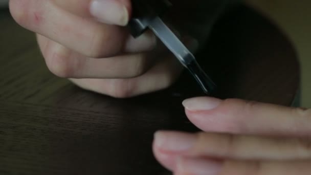 Aplicación de esmalte de uñas — Vídeo de stock