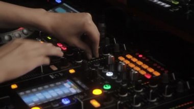Partide ekipman güvertede DJ eller