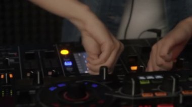 DJ ekipmanları güverte eller