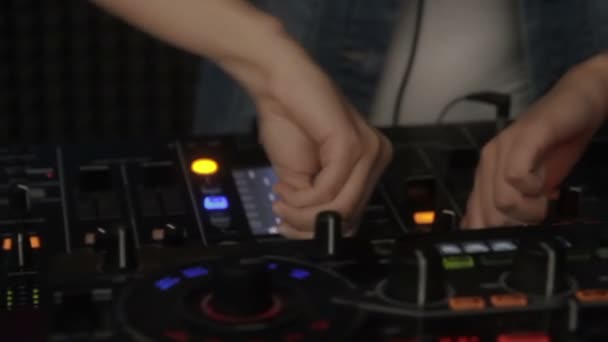 DJ ręce na pokładzie sprzętu — Wideo stockowe