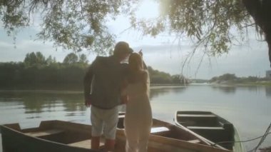 Sunset bulvarında eski tekne konuşurken Romantik Çift