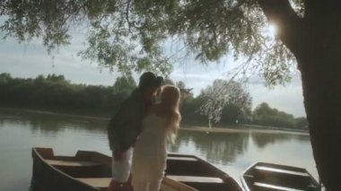 Eski günbatımı teknede aşık Romantik Çift