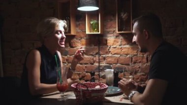 Romantik Çift barda ve içki kokteylleri