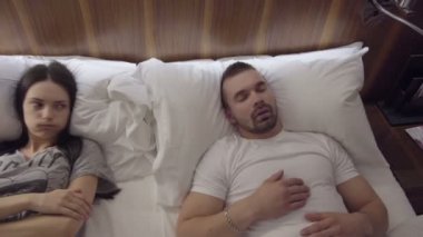 Snooring erkek ve kızgın kadın