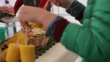 kömürleşmiş, lezzetli, ızgara, sarı corncobs, bir satır bir yakın çekim.