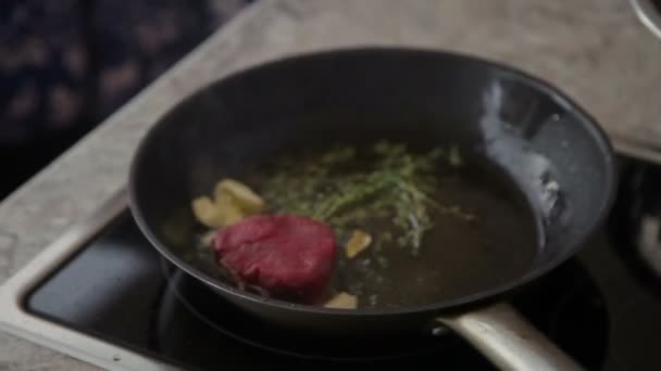 steaks de bœuf frais grillés sanglants sur plaque grillade noire 