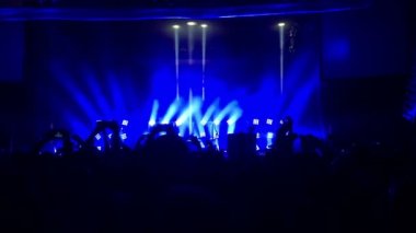 bir kalabalığın bir konserinde siluetleri