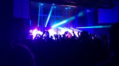 bir kalabalığın bir konserinde siluetleri