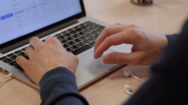 Man is te typen toetsenbord van de computer — Stockvideo