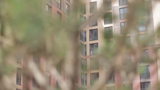 Apartamento edifício pela manhã — Vídeo de Stock