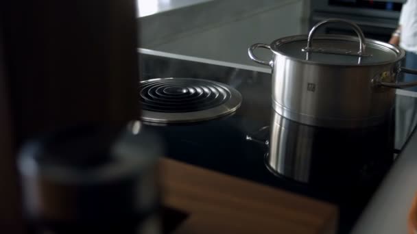 Gekookt water in een pan — Stockvideo