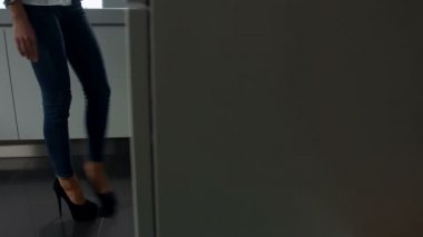 Kadın dolabı açmak ve tahıllar