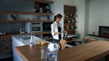 Kadın bir pan hob üzerinde koyun.