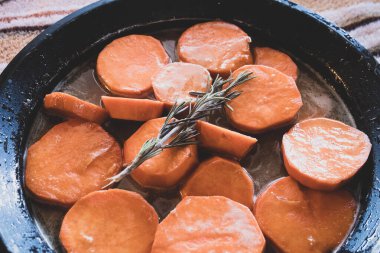 Şükran Günü için evde tatlı patatesler pişirildi.