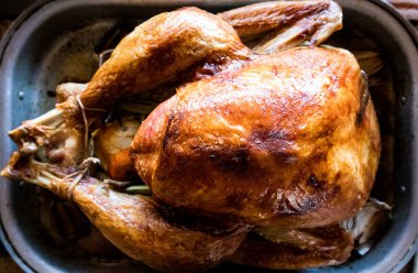 Şükran Günü yemeği için kızarmış hindi.