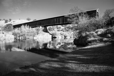 Knight 's Ferry, California, ABD - 3 Aralık 2020 Tarihsel Şövalye Feribotu Kapalı Köprüsü güneşli bir sabahta Stanislaus Nehri' nin üzerinde yer alır..