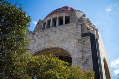 Mexico City, CDMX, Meksika - 10 Ocak 2021: Aşağı taraftan Devrim Anıtı