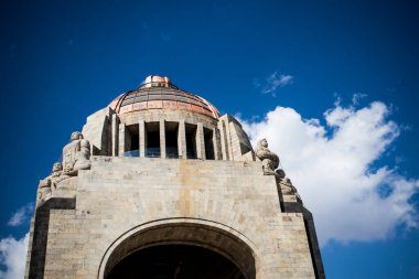 Mexico City, CDMX, Meksika - 10 Ocak 2021: Mavi gökyüzüne karşı devrim anıtı.