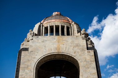 Mexico City, CDMX, Meksika - 10 Ocak 2021: Mavi gökyüzüne karşı devrim anıtı.