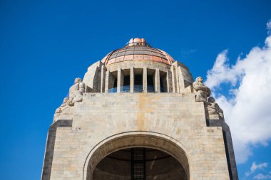 Mexico City, CDMX, Meksika - 10 Ocak 2021: Mavi gökyüzüne karşı devrim anıtı.