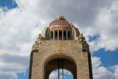 Mexico City, CDMX, Meksika - 10 Ocak 2021: Mavi gökyüzüne karşı devrim anıtı.