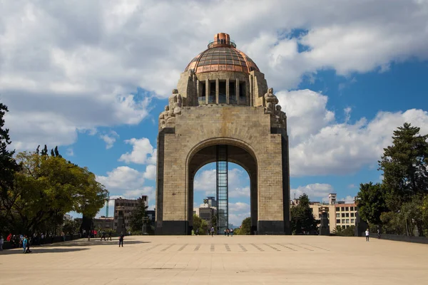 Mexico City, CDMX, Meksika - 10 Ocak 2021: Devrim Anıtı 'nın önündeki salgın sırasında boş bir plaza