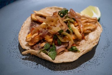 Taco Gaonera. Izgara biftekten yapılmış lezzetli bir taco. Üstüne de patates kızartması..