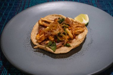 Taco Gaonera. Izgara biftekten yapılmış lezzetli bir taco. Üstüne de patates kızartması..