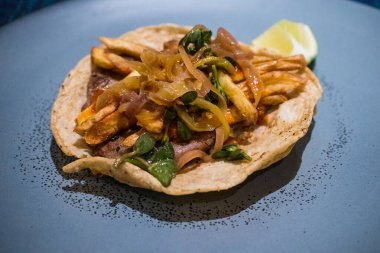 Taco Gaonera. Izgara biftekten yapılmış lezzetli bir taco. Üstüne de patates kızartması..