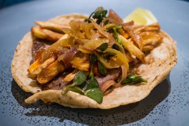 Taco Gaonera. Izgara biftekten yapılmış lezzetli bir taco. Üstüne de patates kızartması..