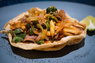 Taco Gaonera. Izgara biftekten yapılmış lezzetli bir taco. Üstüne de patates kızartması..