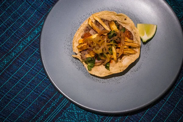 Taco Gaonera - ızgara biftekle (Bistec) yapılmış lezzetli bir taco ve üstüne patates kızartması. Genel giderler.