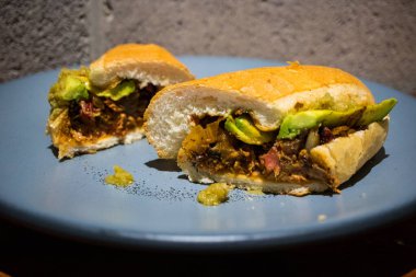 Mexico City 'de bir restoranda balık (Marlin-Seafood) ile yapılmış Torta Sandviçi.