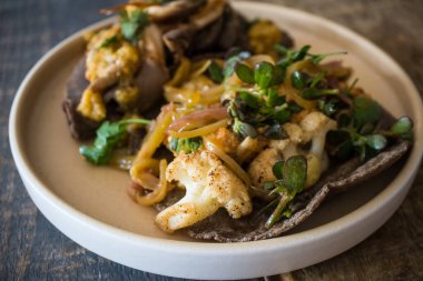 Vejetaryen Meksika Yemeği. İçinde karnabahar taco ve mantarlı fasulye böreği var.