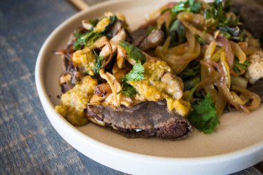 Vejetaryen Meksika Yemeği. İçinde karnabahar taco ve mantarlı fasulye böreği var.